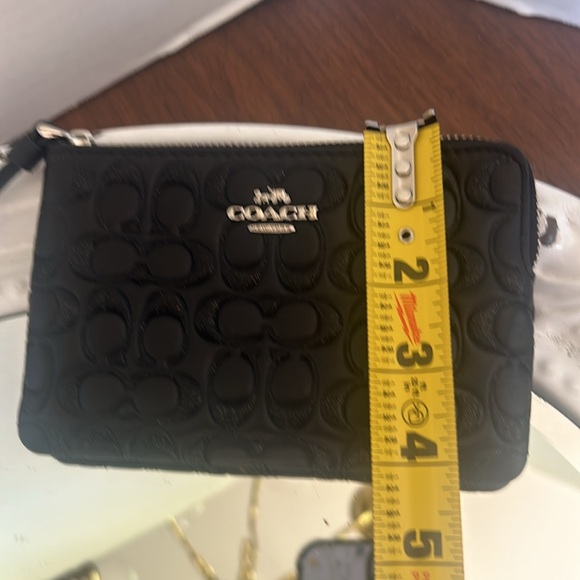 🎋Coach Embossed C Signature Wristlet like new - Picture 10 of 10